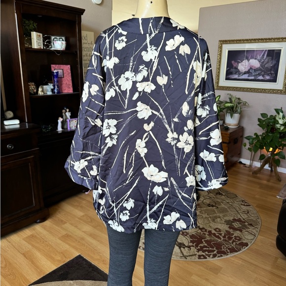 Paraphrase silky blue & white short sleeve cardigan-size L - Picture 8 of 9